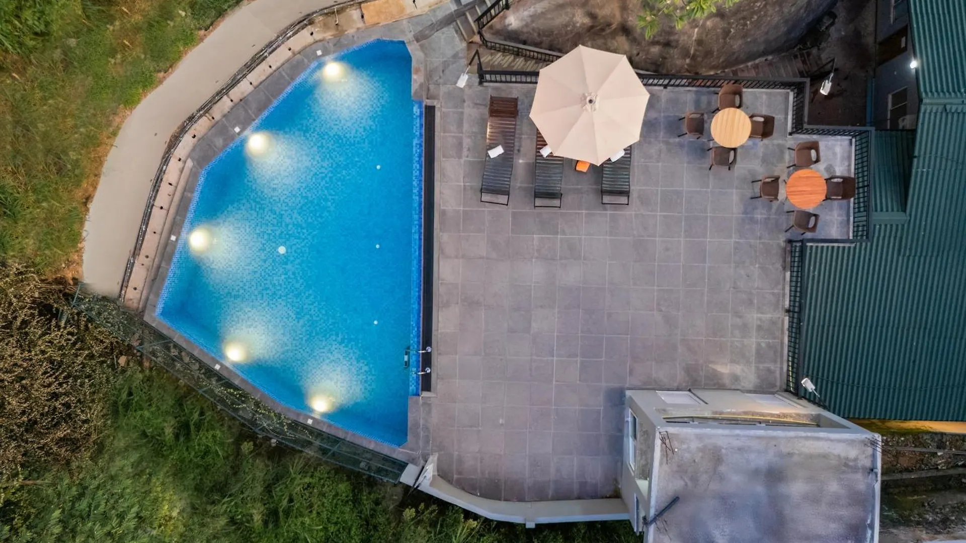 Hotel Travellers Nest Kandy Sri Lanka