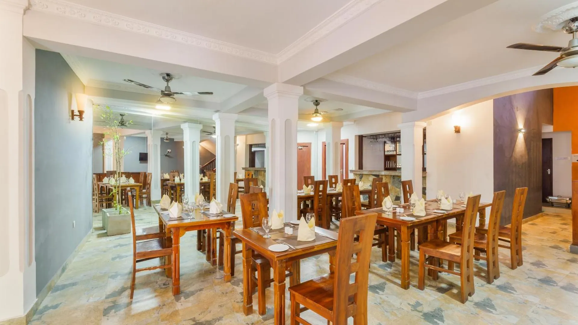 Hotel Travellers Nest Kandy Sri Lanka
