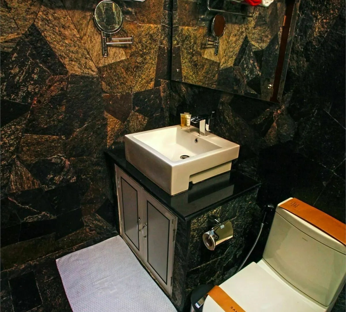****  Hotel Travellers Nest Kandy Sri Lanka